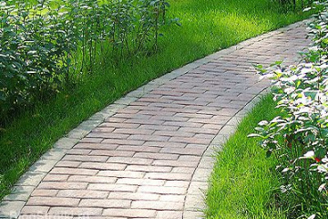 Как правильно делать садовую дорожку из тротуарной плитки, чтобы дорожка не прорастала травой? BlogStroiki Дорожное покрытие, тротуарная плитка, дренаж